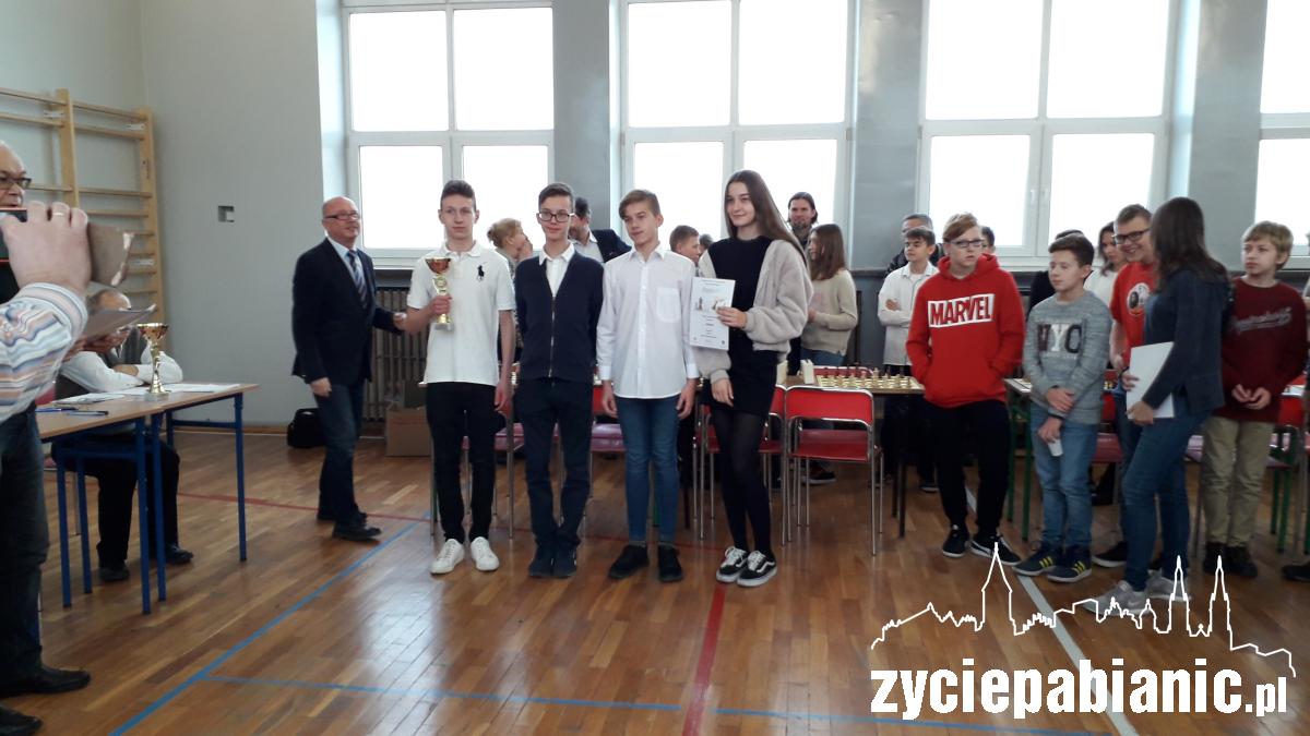 Dzieci i młodzież w królewskiej grze