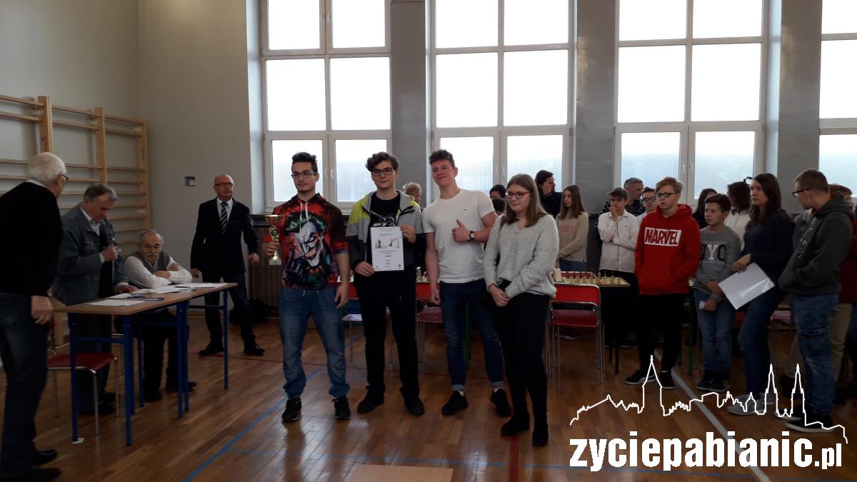 Dzieci i młodzież w królewskiej grze