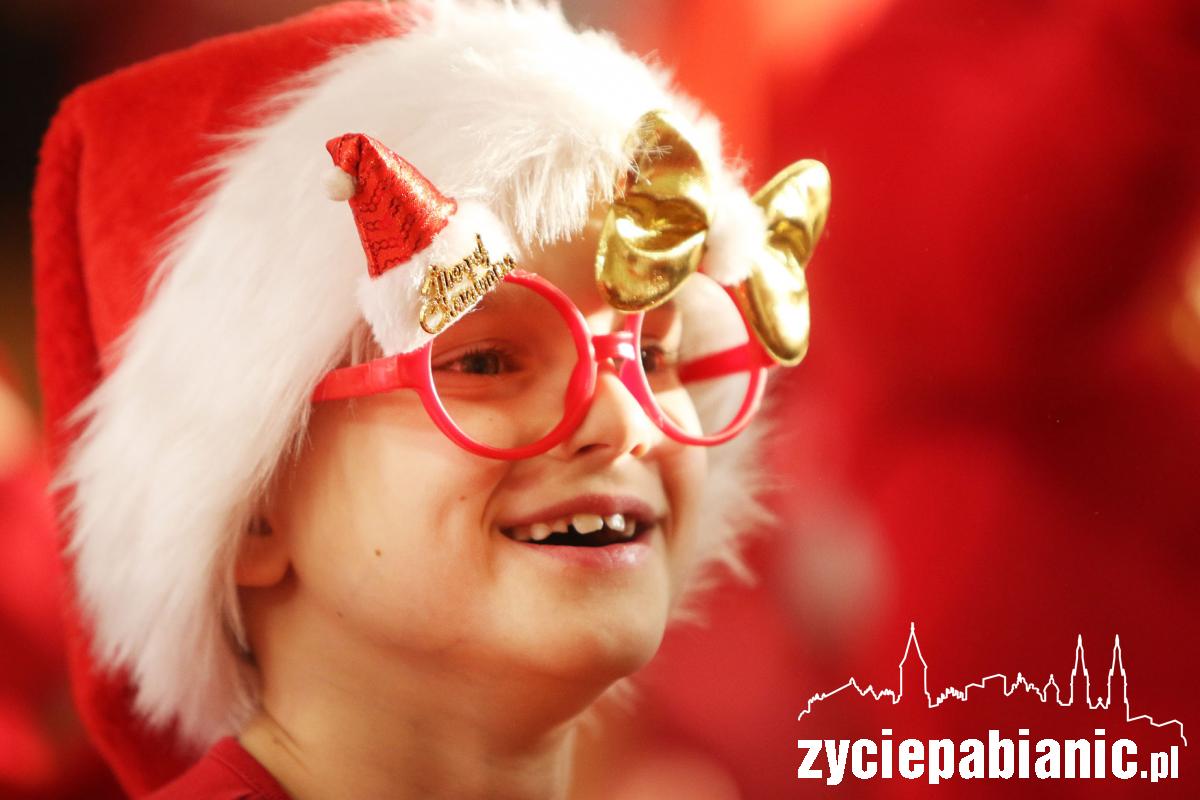 Ponad setka mikołajów tańczyła zumbę
