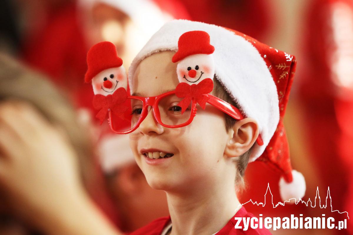 Ponad setka mikołajów tańczyła zumbę
