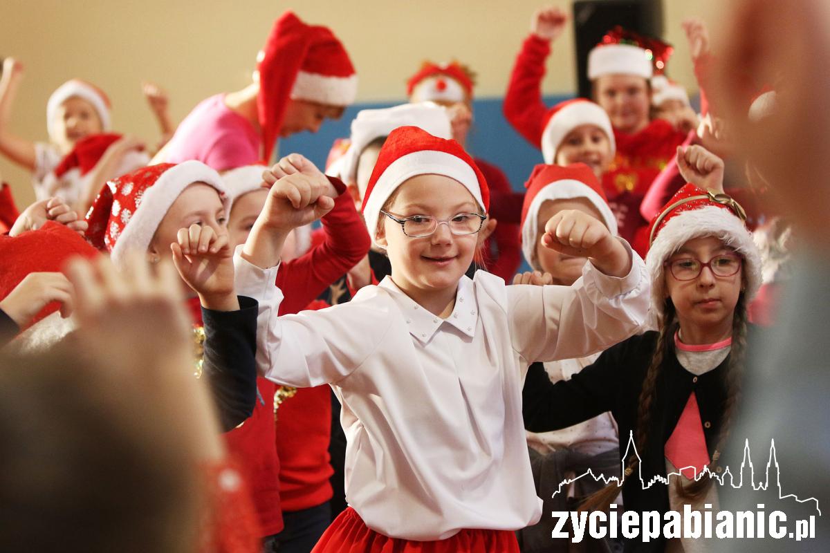 Ponad setka mikołajów tańczyła zumbę