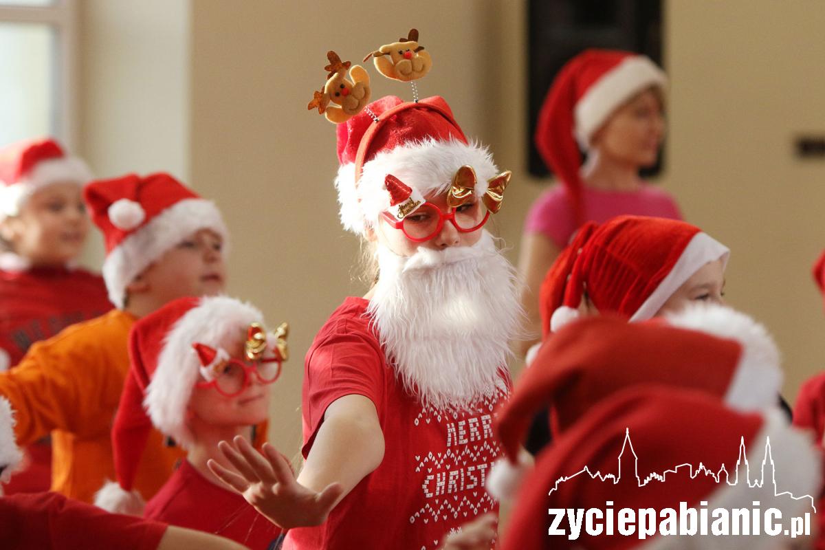 Ponad setka mikołajów tańczyła zumbę