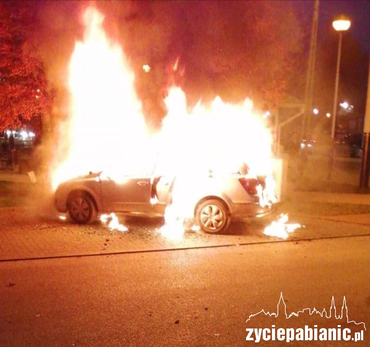 Na skrzyżowaniu palił się samochód