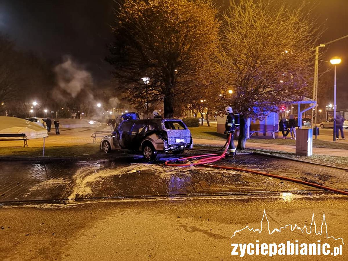 Na skrzyżowaniu palił się samochód