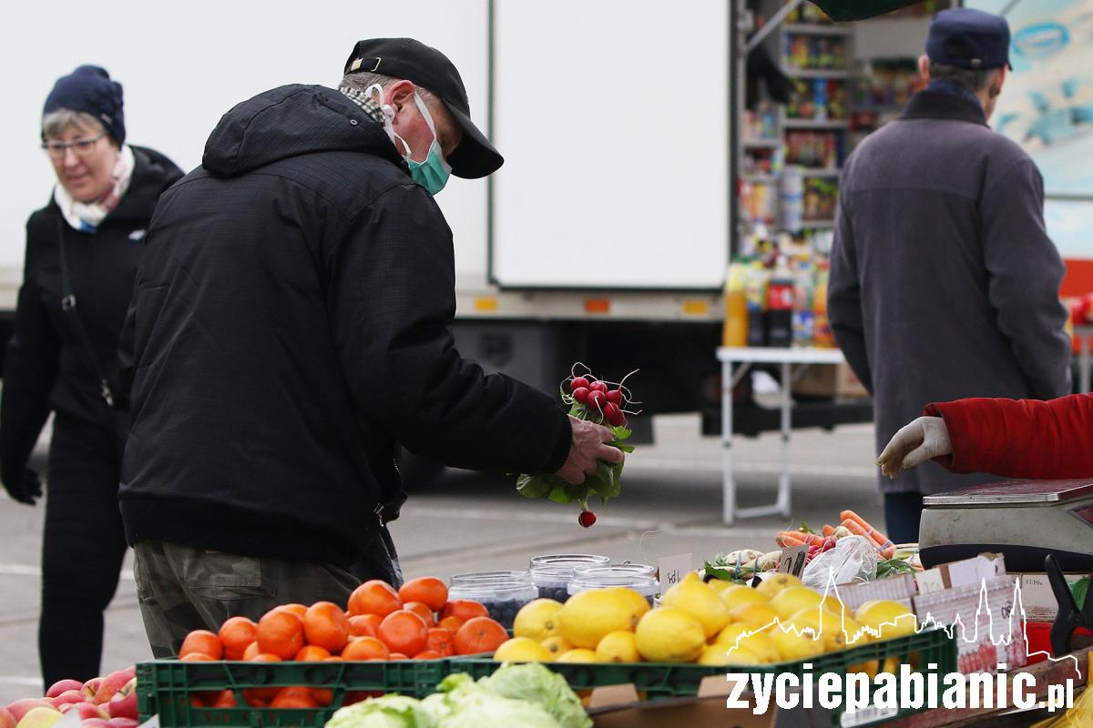 Zakupy na rynku w czasie epidemii