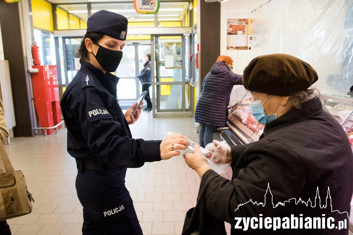 Policja rozdaje maseczki