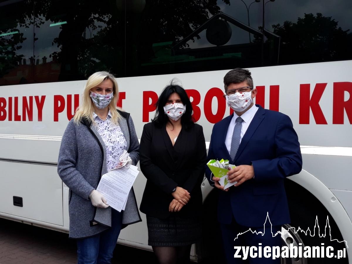 Krwiobus stanął przy Urzędzie Miejskim