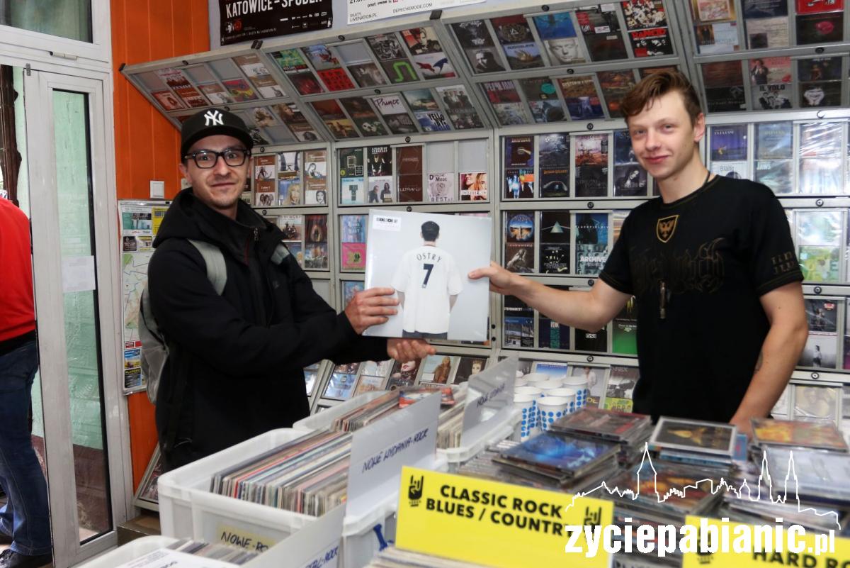 Tłumy w sklepie muzycznym