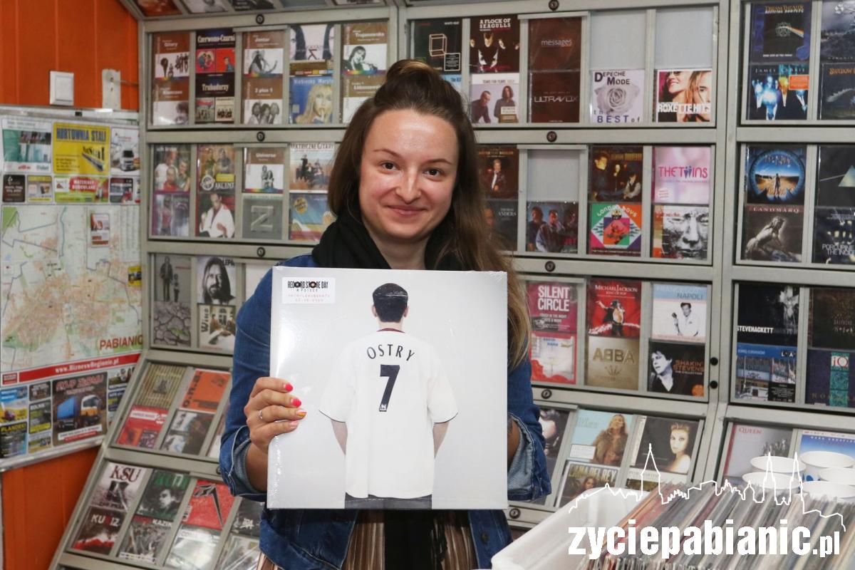 Tłumy w sklepie muzycznym