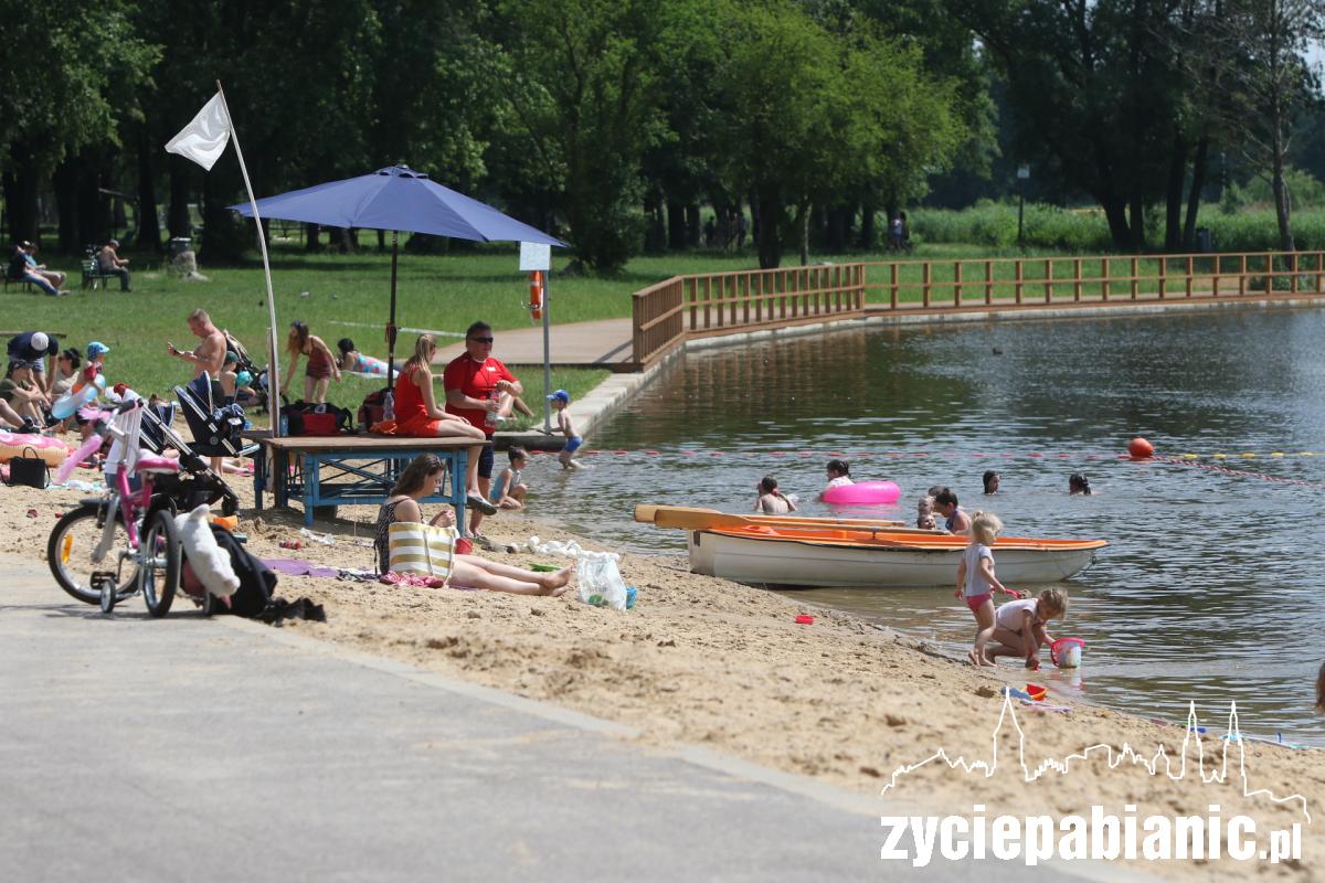 Biała flaga nad kąpieliskiem w Lewitynie