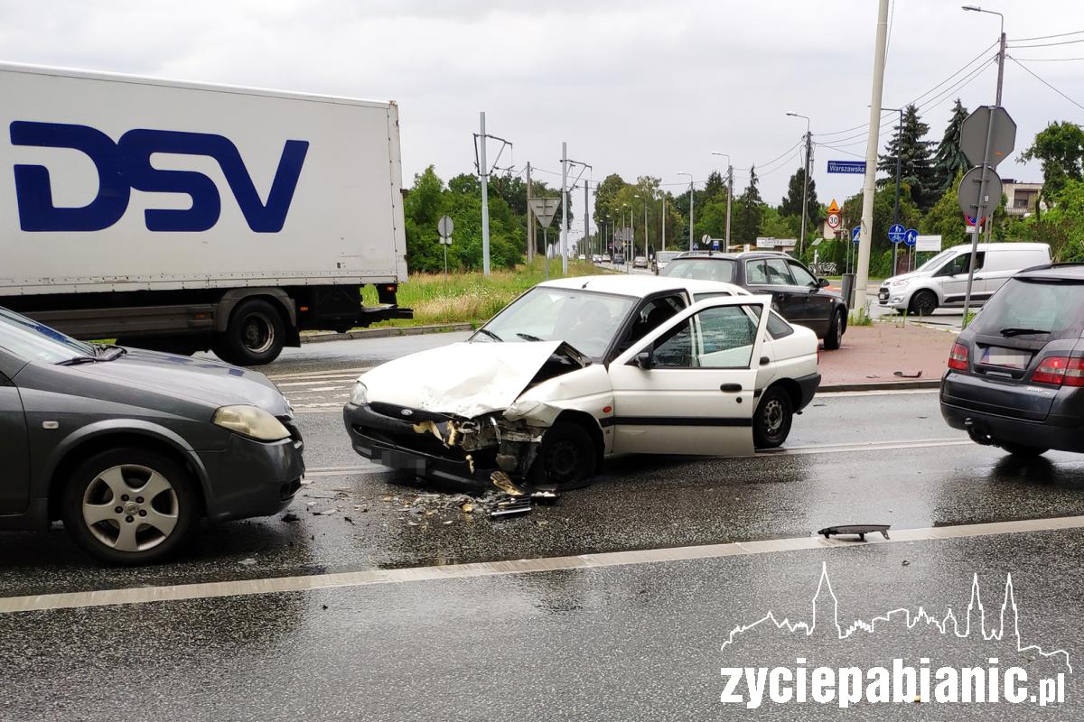 Stłuczka na Warszawskiej. 4 samochody rozbite