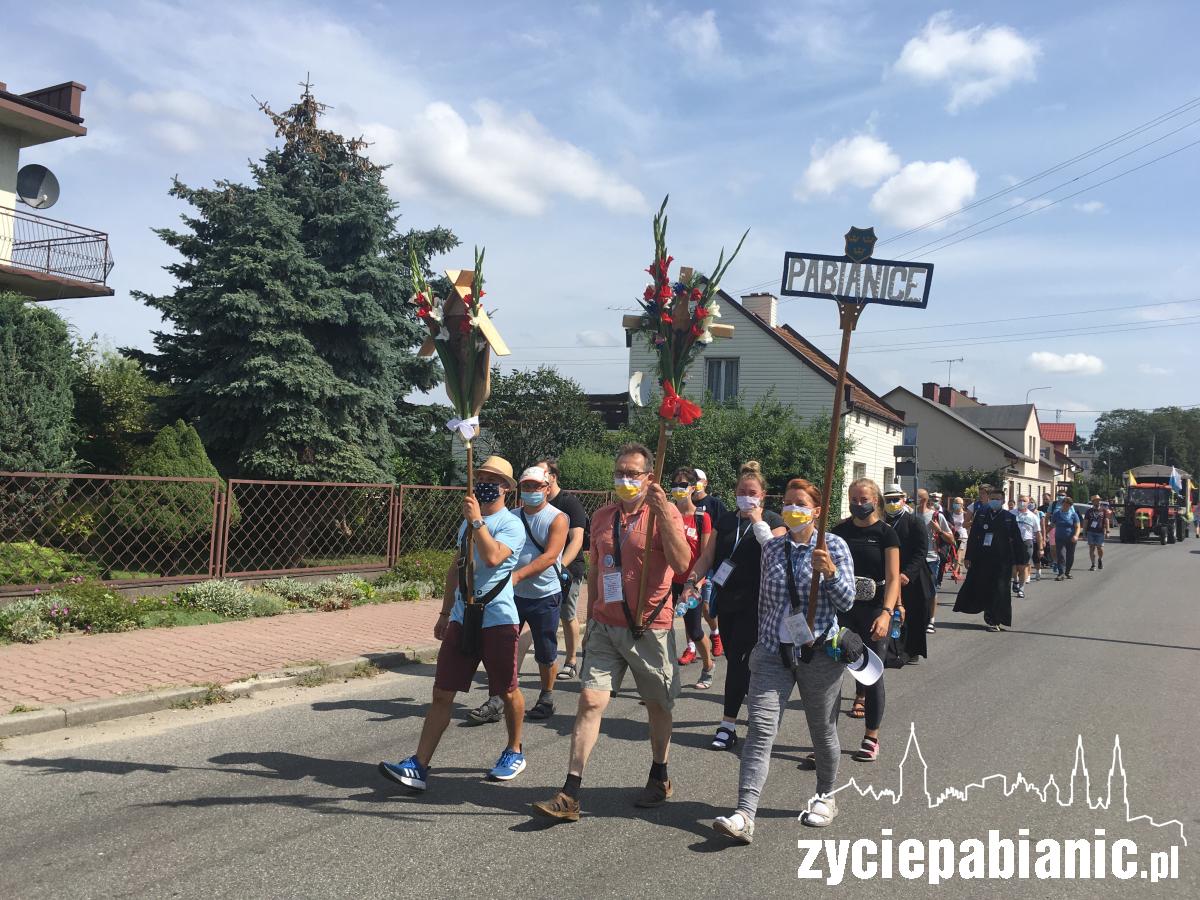 Garstka pielgrzymów idzie do Częstochowy