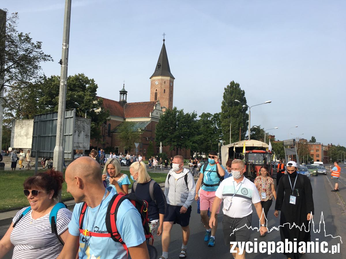 Garstka pielgrzymów idzie do Częstochowy