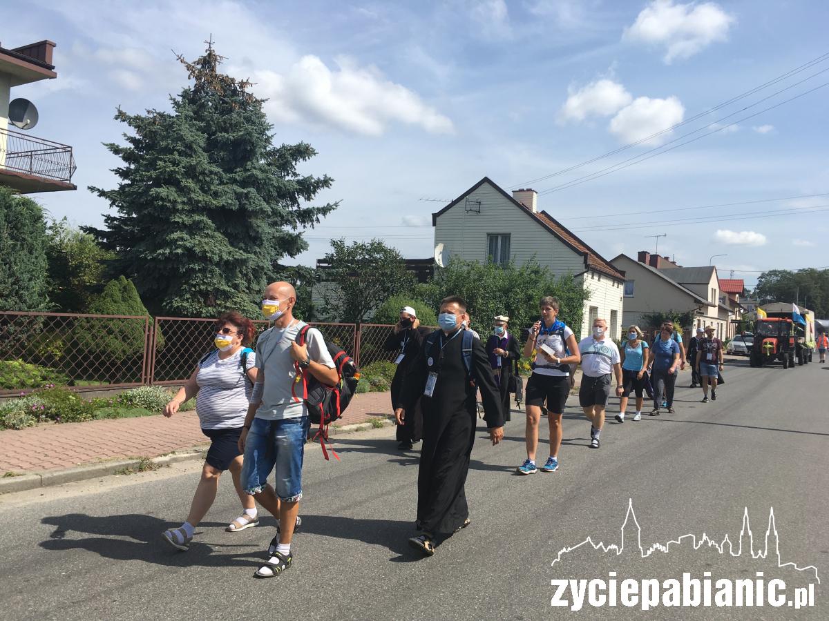Garstka pielgrzymów idzie do Częstochowy