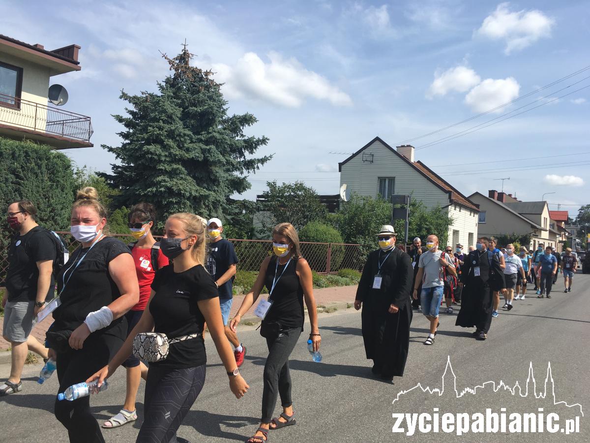Garstka pielgrzymów idzie do Częstochowy