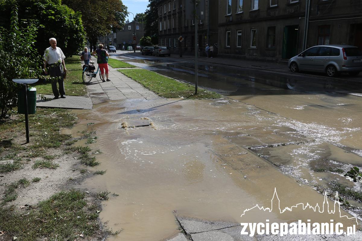 Fontanna z chodnika na ul. Skłodowskiej