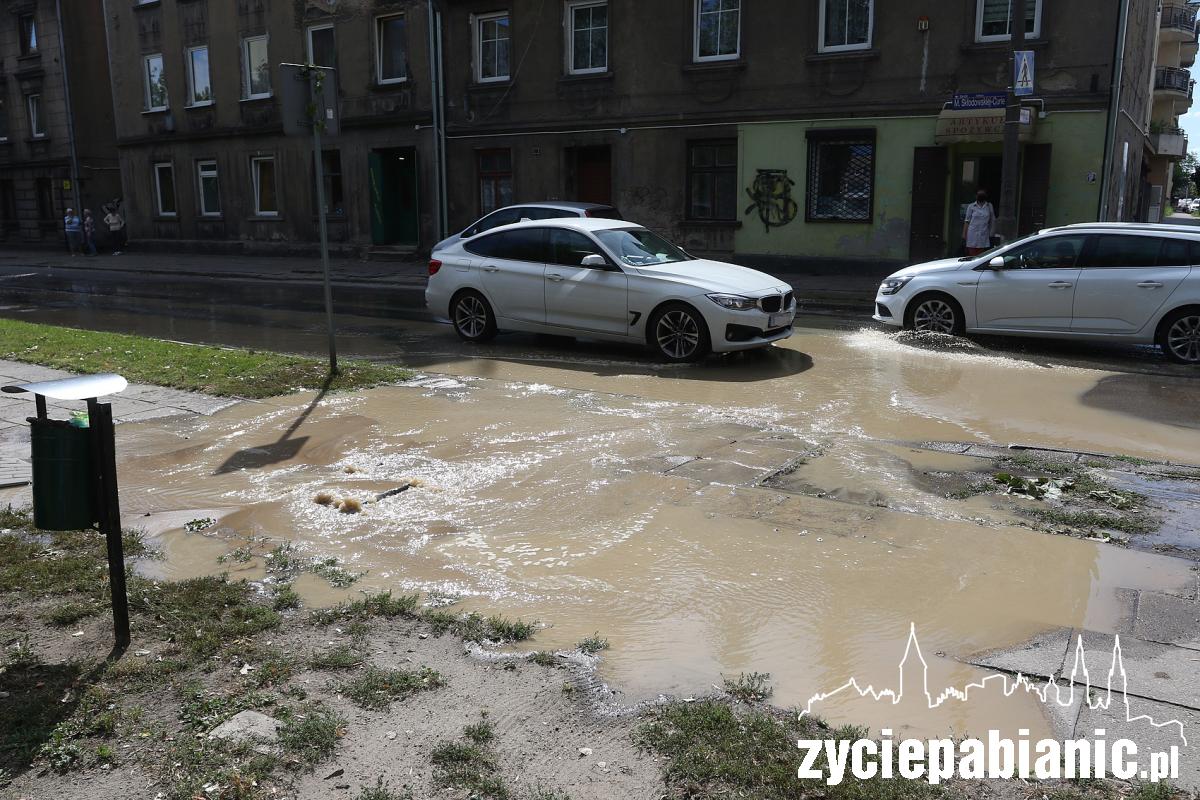 Fontanna z chodnika na ul. Skłodowskiej