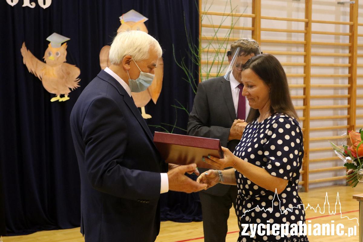 Na początek pożegnano dyrektora Kucharskiego