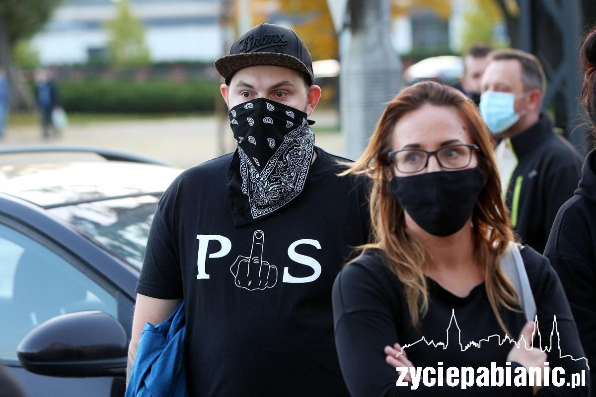Kolejny dzień protestu pod biurem senatora