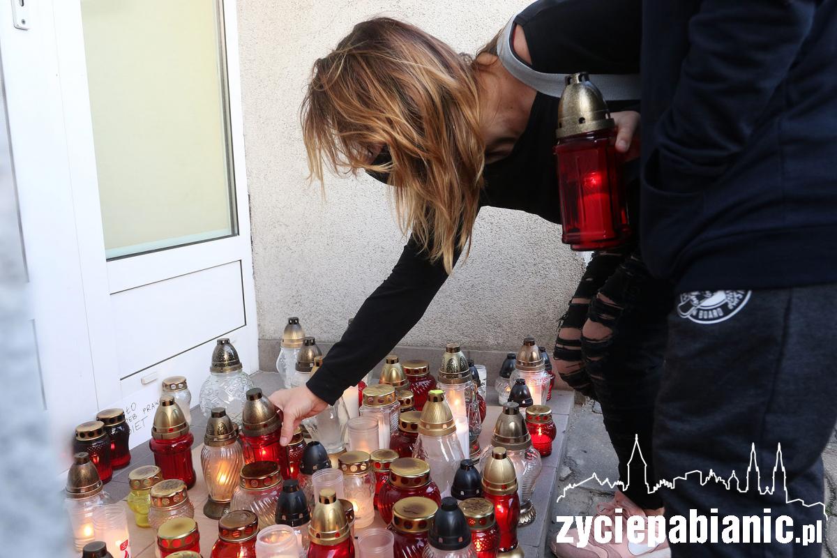 Kolejny dzień protestu pod biurem senatora