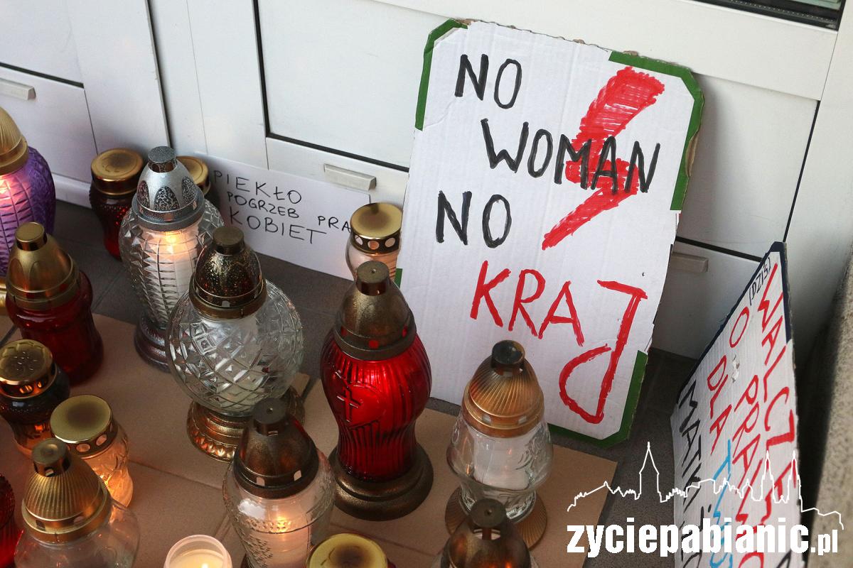Kolejny dzień protestu pod biurem senatora