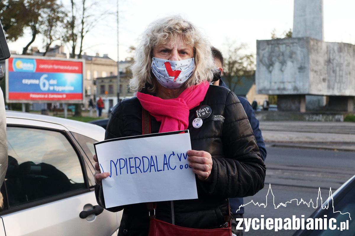 Kolejny dzień protestu pod biurem senatora