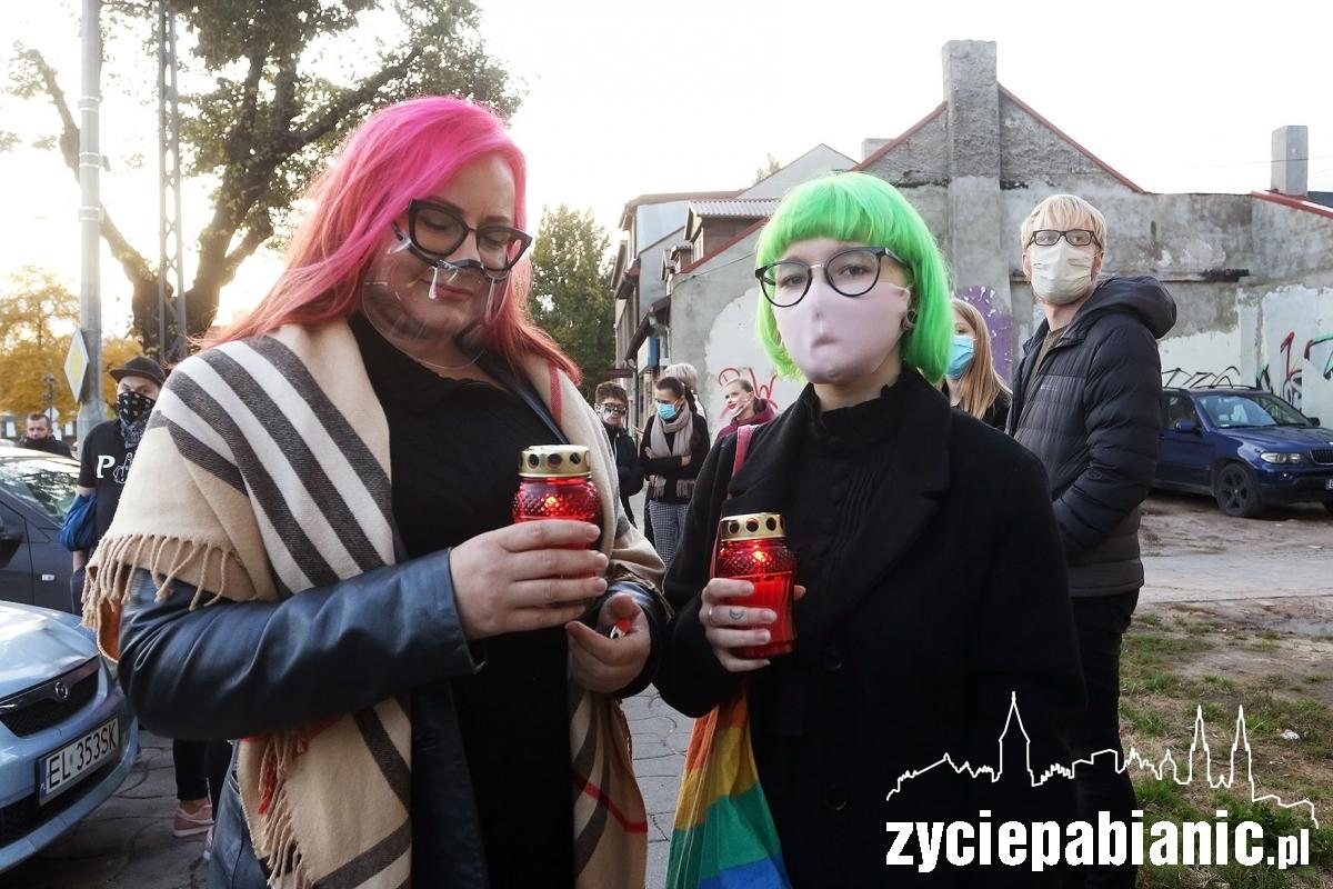 Kolejny dzień protestu pod biurem senatora