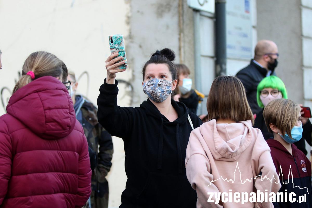 Kolejny dzień protestu pod biurem senatora