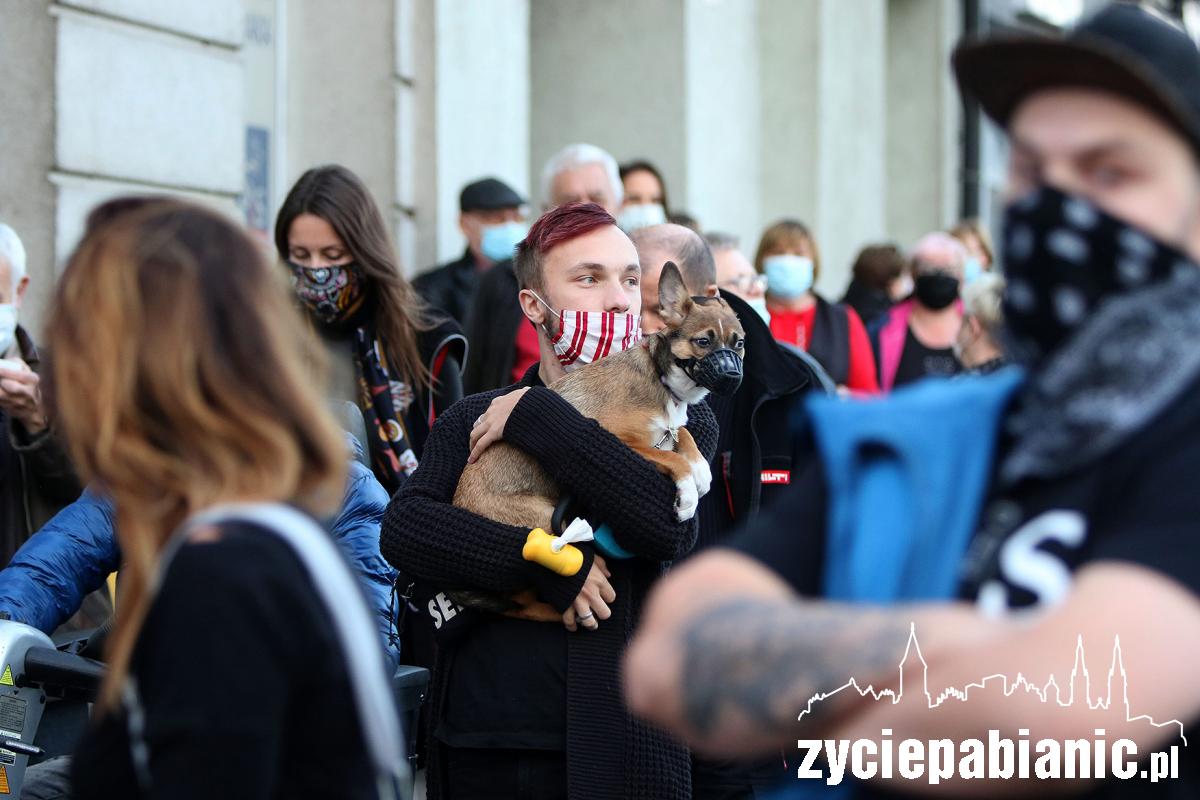 Kolejny dzień protestu pod biurem senatora