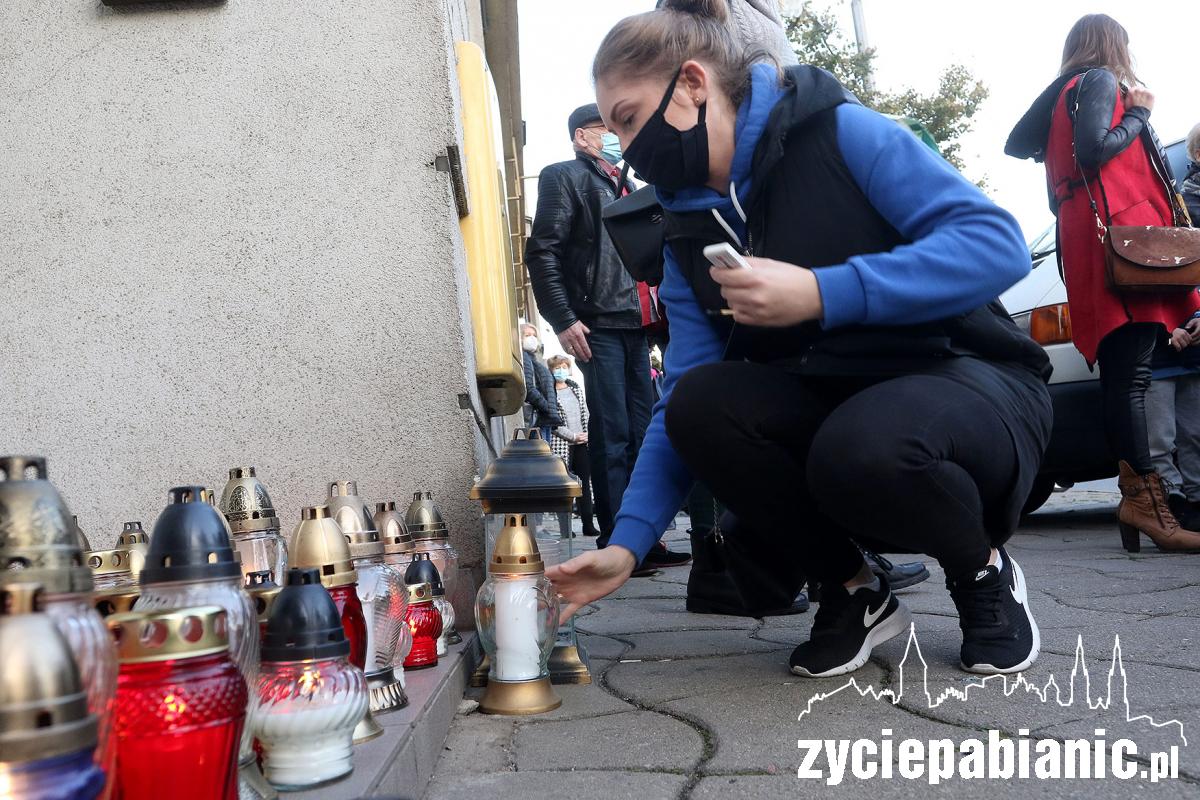 Kolejny dzień protestu pod biurem senatora