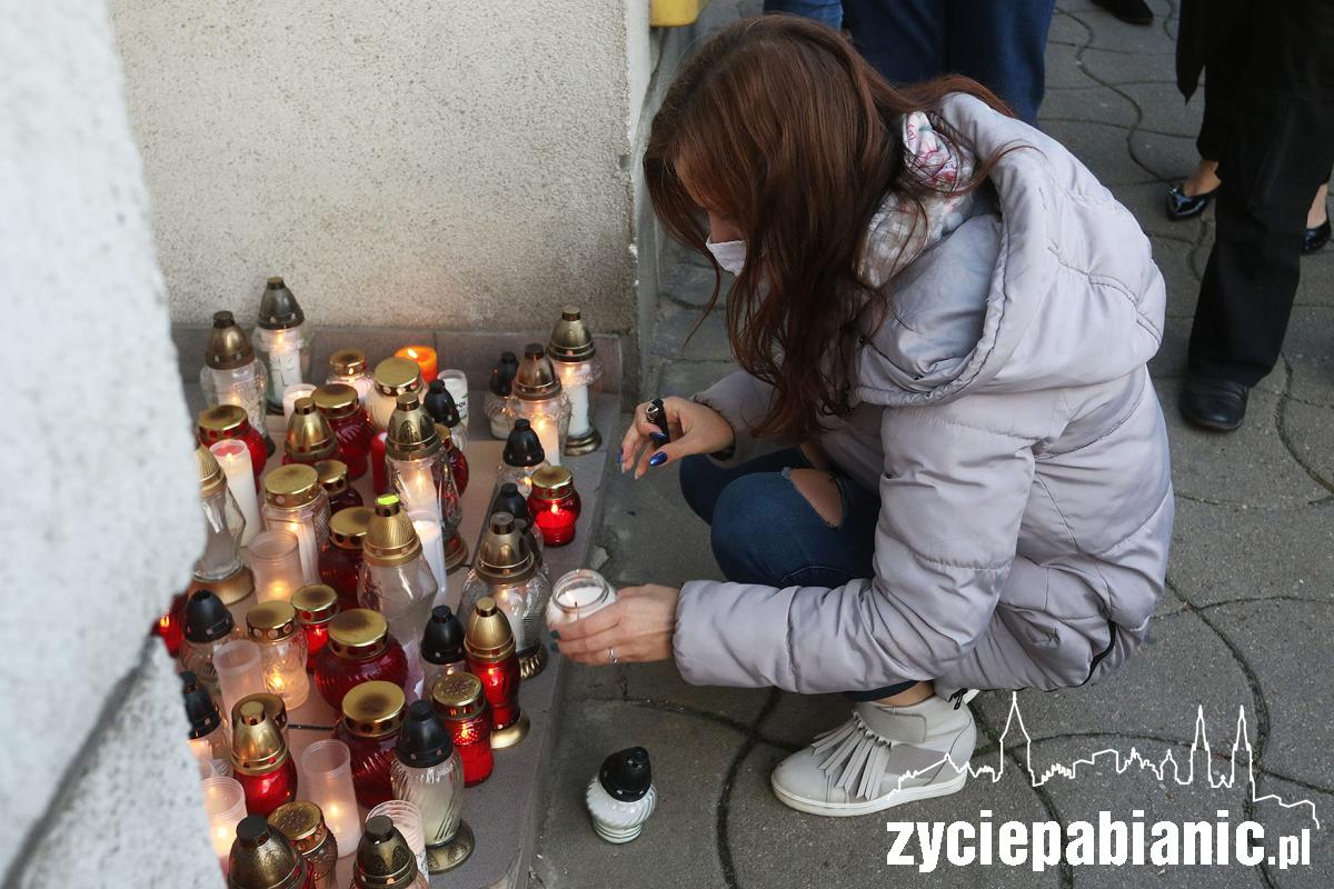 Kolejny dzień protestu pod biurem senatora