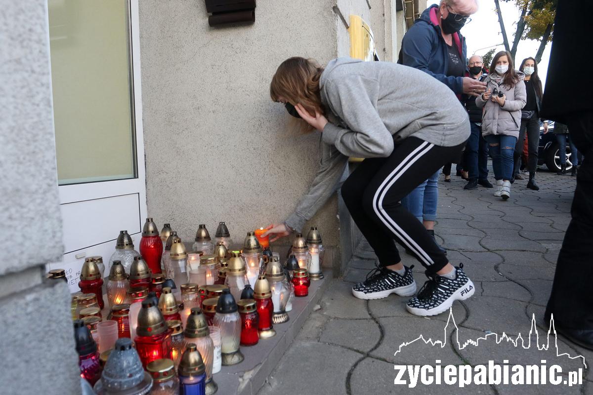 Kolejny dzień protestu pod biurem senatora
