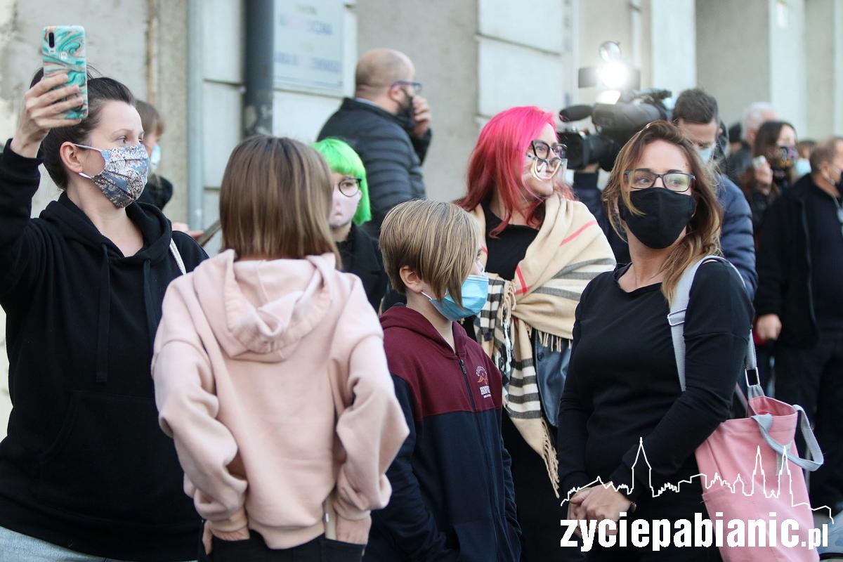 Kolejny dzień protestu pod biurem senatora