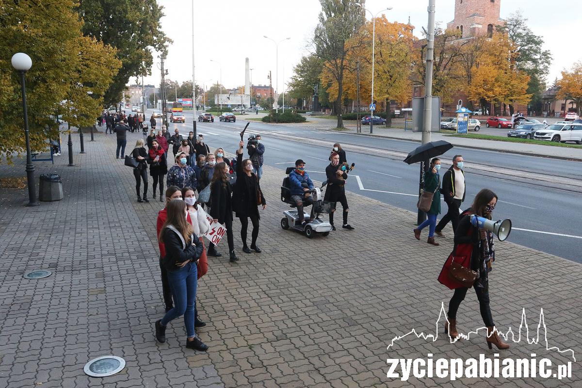 Kolejny dzień protestu pod biurem senatora