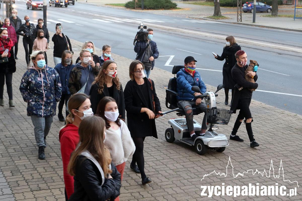Kolejny dzień protestu pod biurem senatora