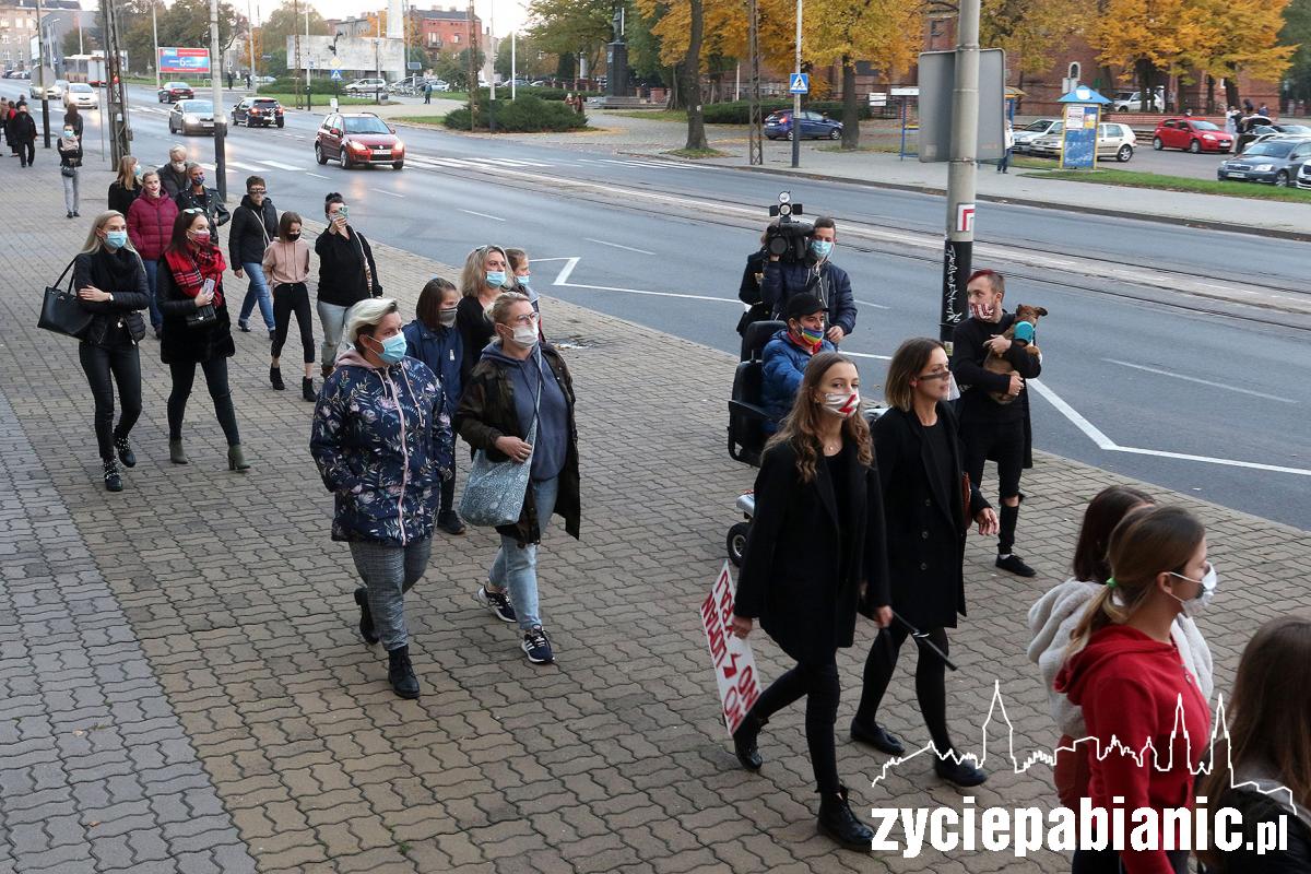 Kolejny dzień protestu pod biurem senatora