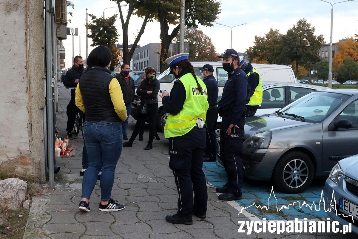 Kolejny dzień protestu pod biurem senatora