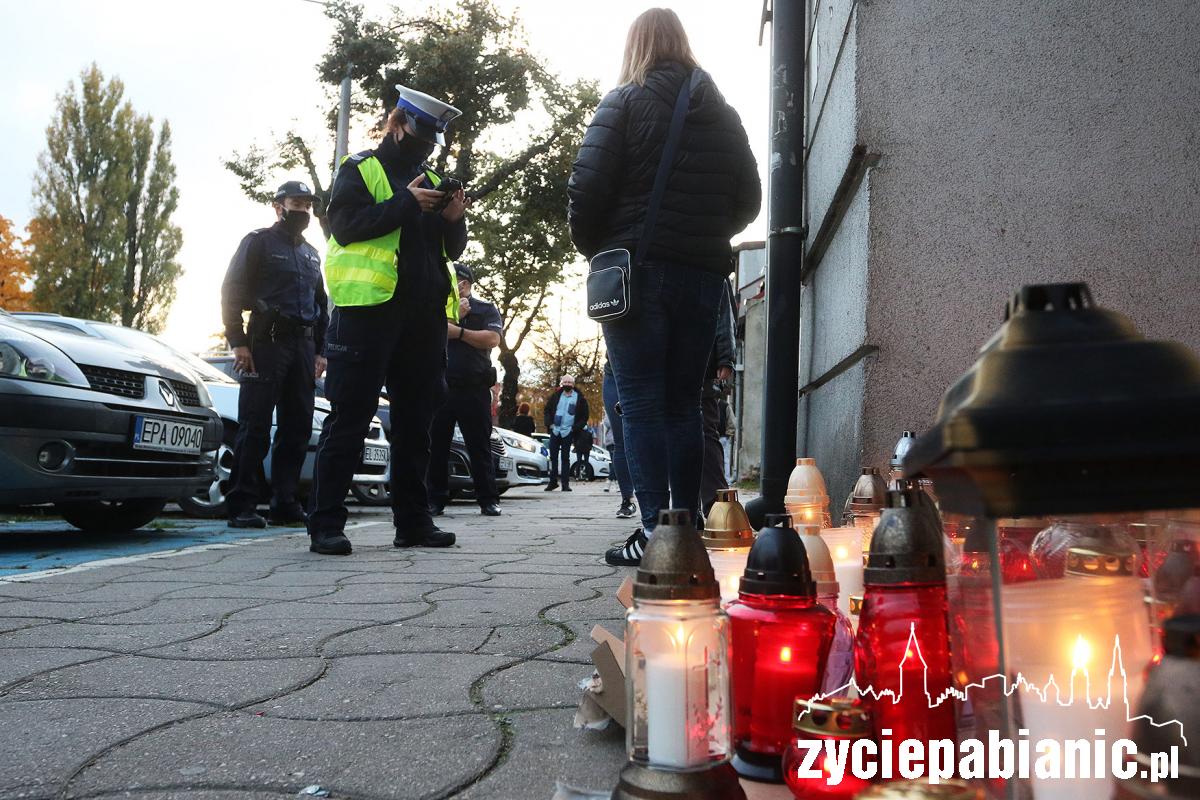 Kolejny dzień protestu pod biurem senatora