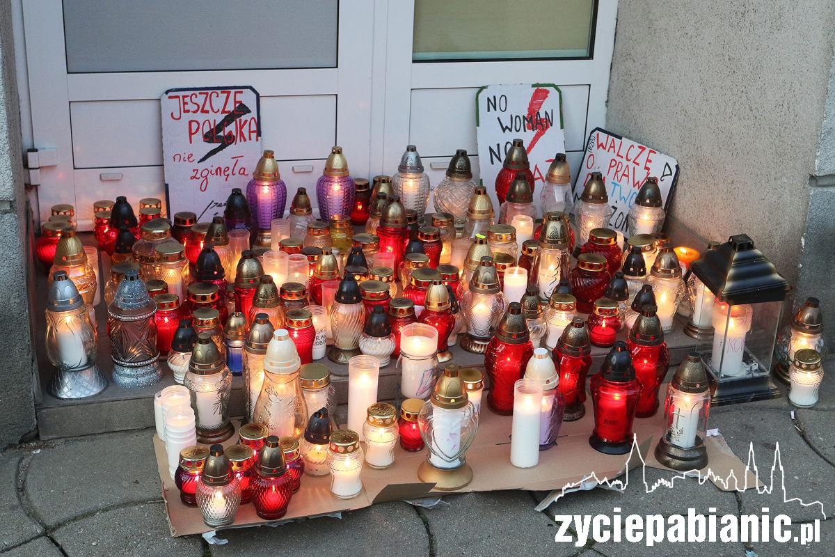 Kolejny dzień protestu pod biurem senatora