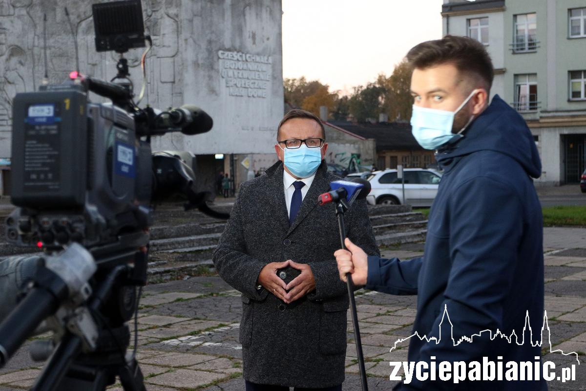 Kolejny dzień protestu pod biurem senatora