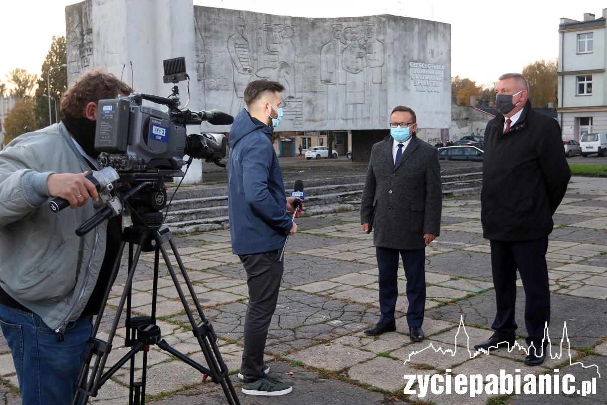 Kolejny dzień protestu pod biurem senatora