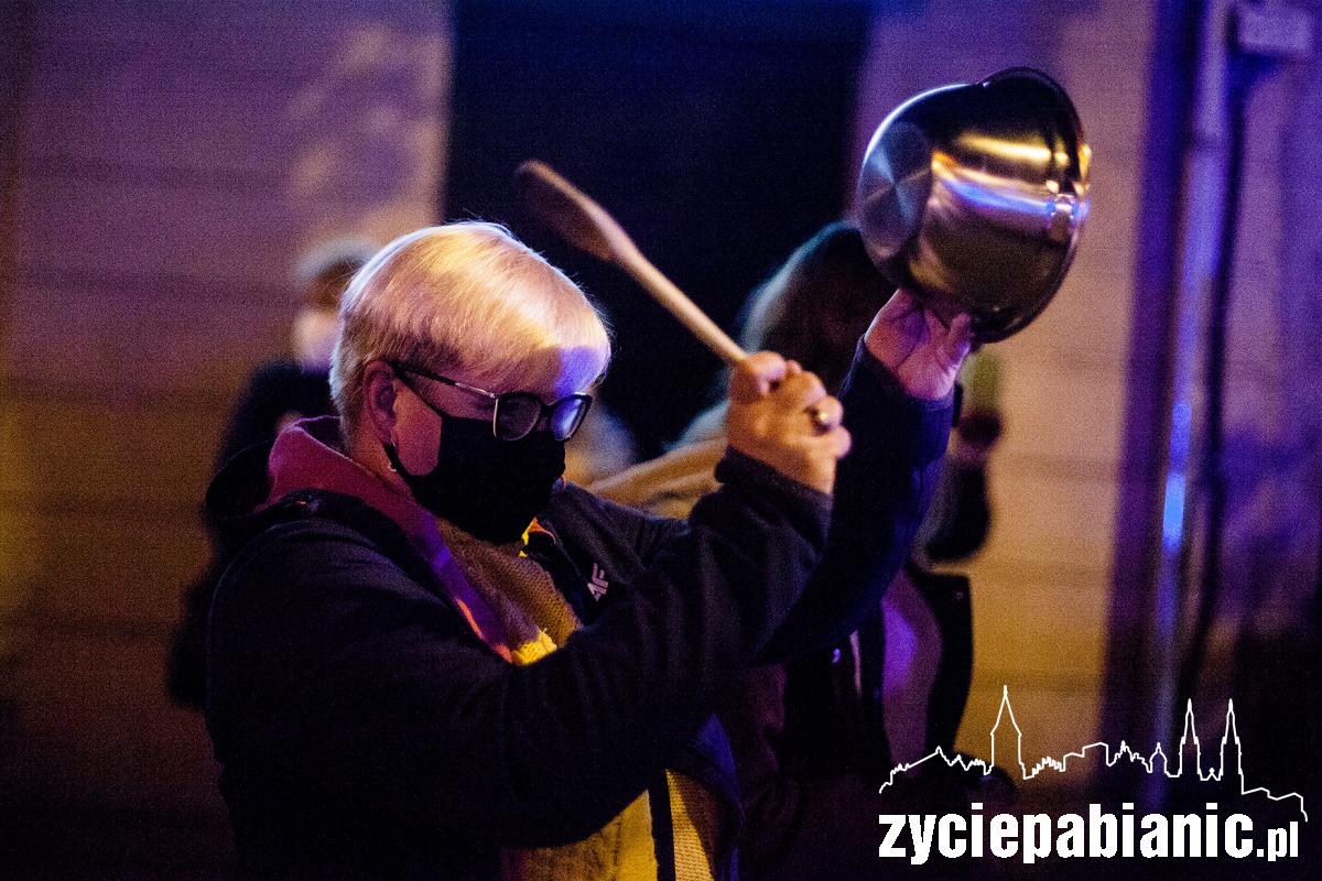 4 dzień protestów na ulicach Pabianic. Trwa strajk kobiet