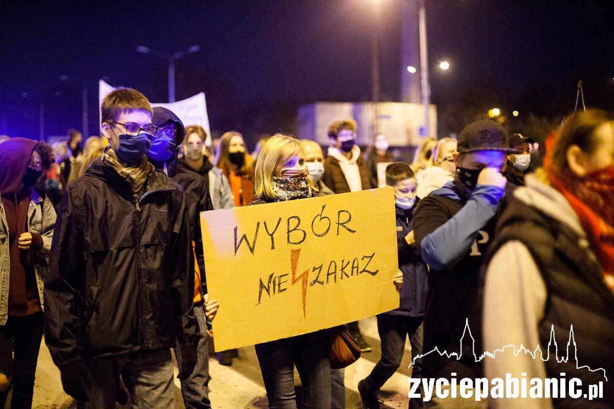 4 dzień protestów na ulicach Pabianic. Trwa strajk kobiet