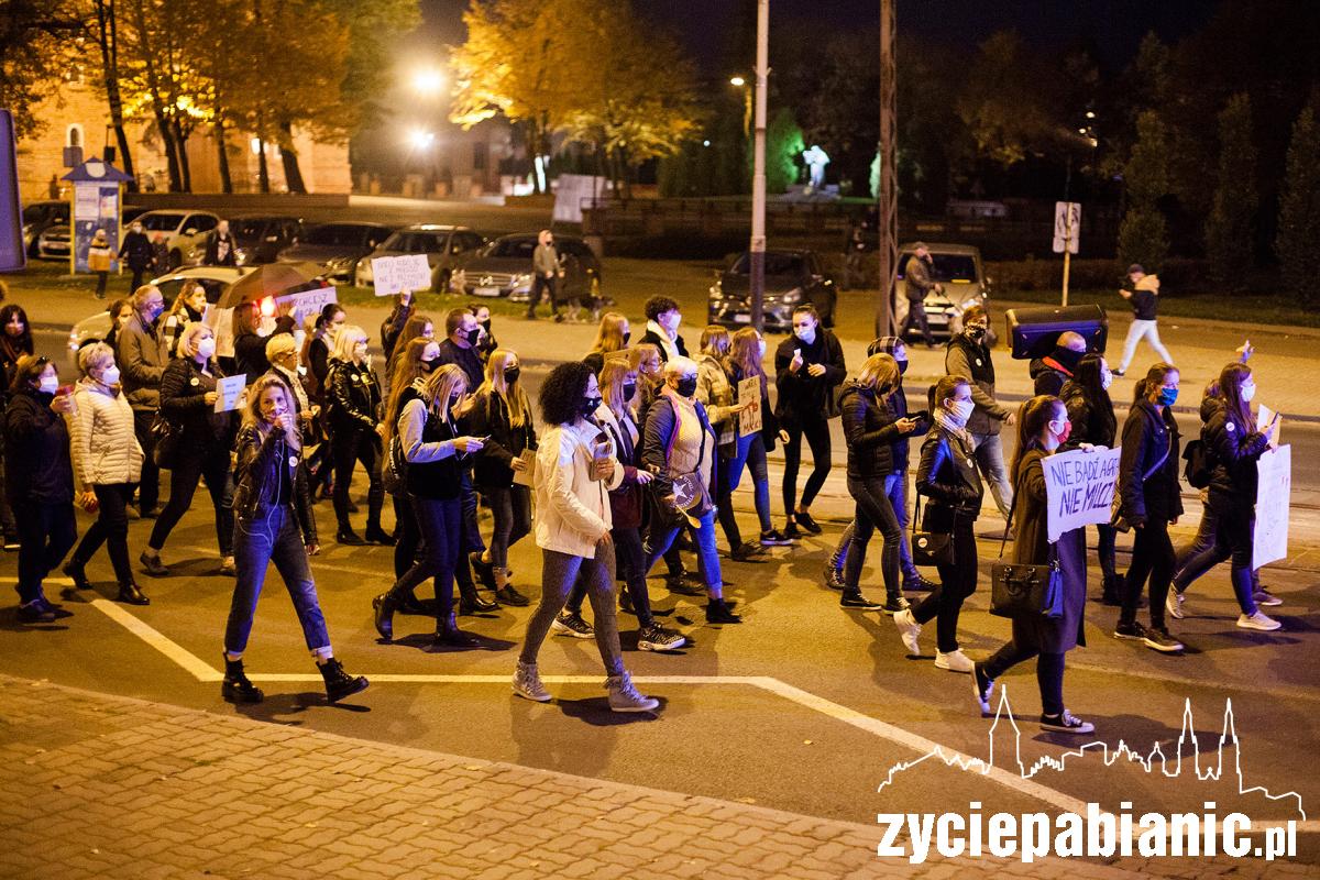 4 dzień protestów na ulicach Pabianic. Trwa strajk kobiet