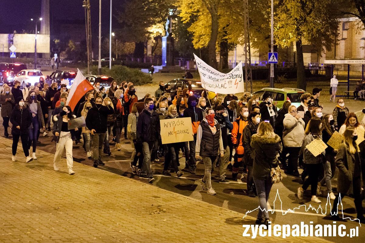 4 dzień protestów na ulicach Pabianic. Trwa strajk kobiet