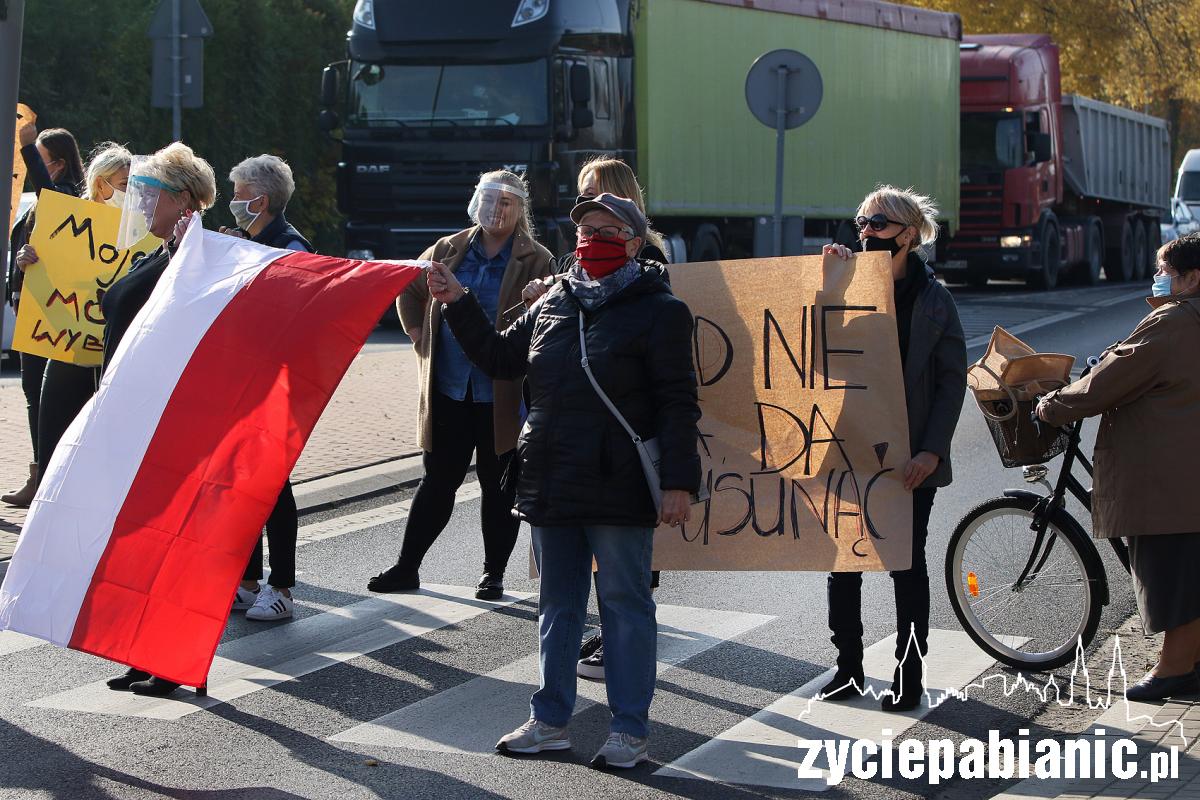 Strajk kobiet: blokada drogi w Dobroniu