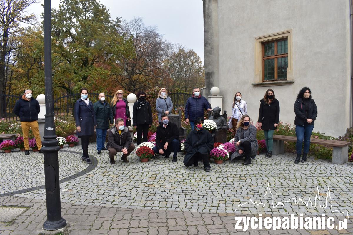 Pomnik Długosza udekorowany kwiatami