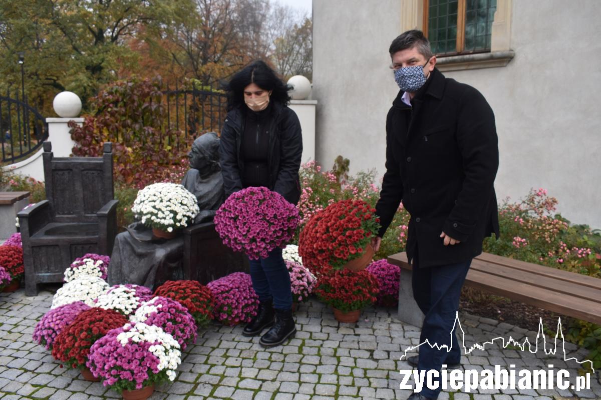 Pomnik Długosza udekorowany kwiatami