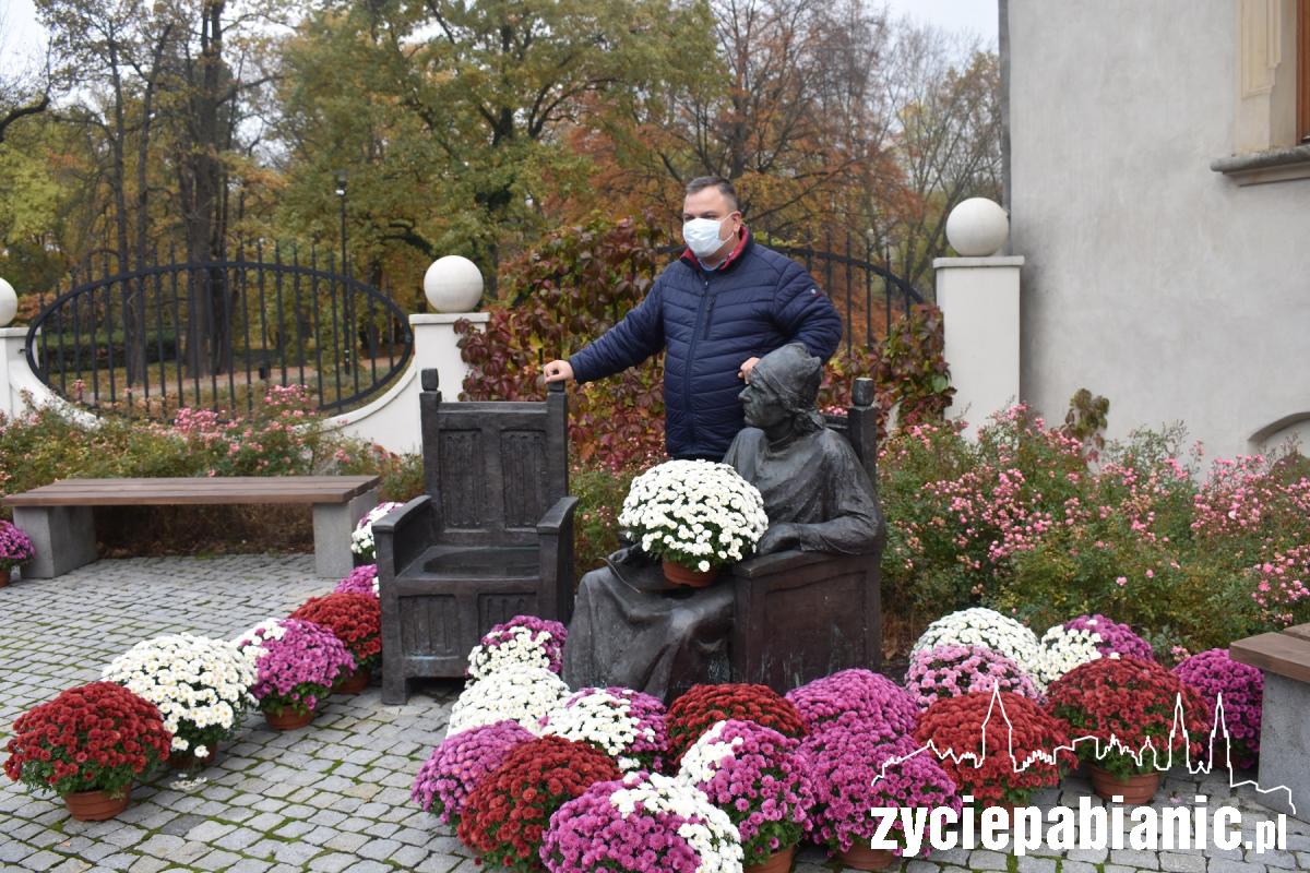 Pomnik Długosza udekorowany kwiatami