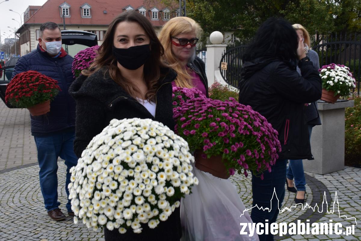 Pomnik Długosza udekorowany kwiatami